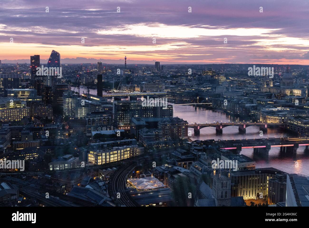 Skyline von London in der Abenddämmerung,- stadtbild von london mit Blick auf die themse vom Shard nach Westen; London UK Stockfoto