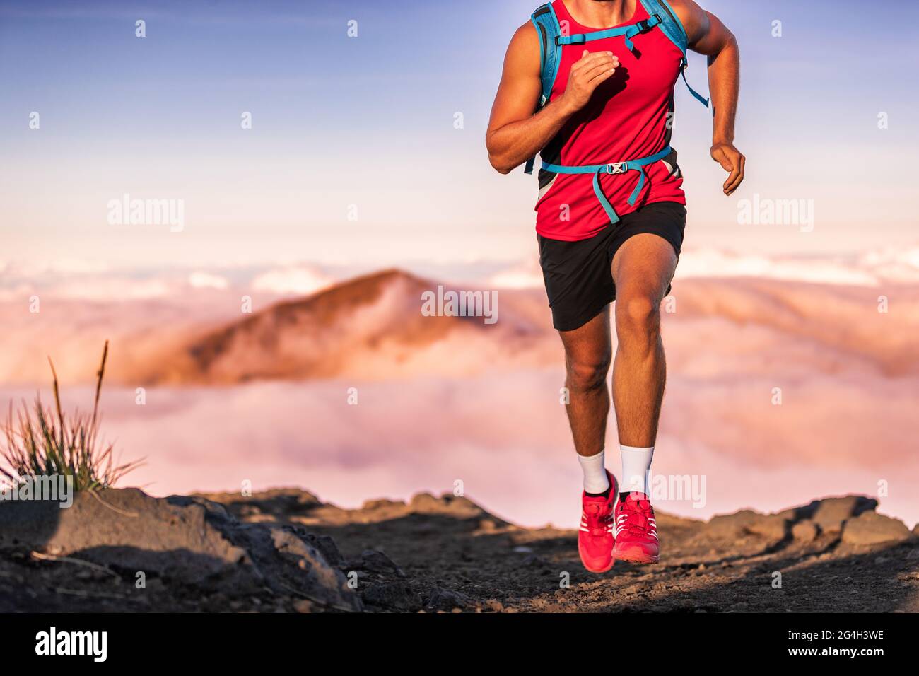 Man Athlet Trail Running in der Berglandschaft. Läufertraining Stockfoto