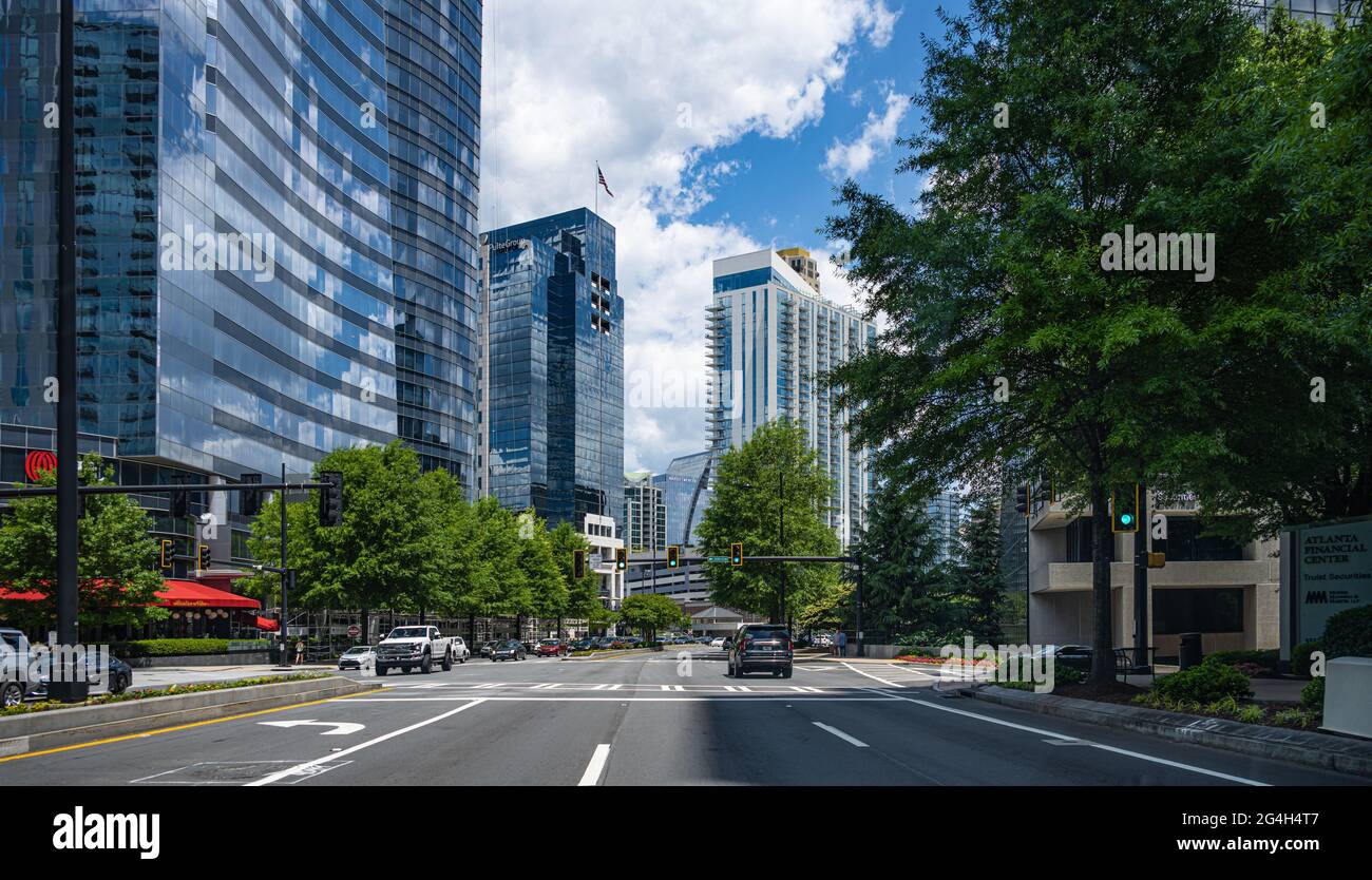 Blick auf die Straße von der Peachtree Road in Buckhead, Atlanta, Georgia, auf erstklassige Bürogebäude und luxuriöse Eigentumswohnungen. (USA) Stockfoto