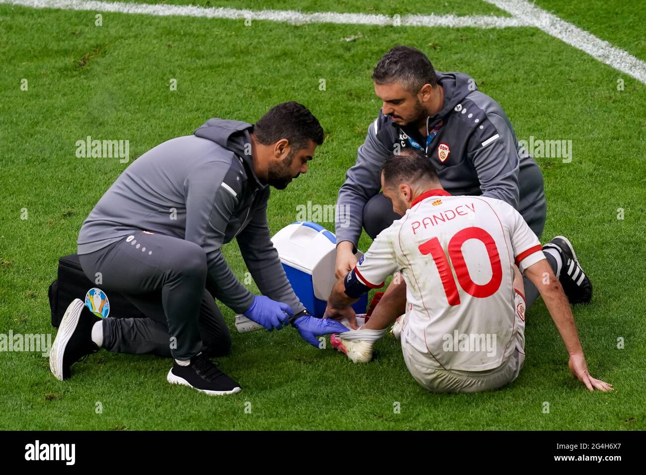 AMSTERDAM, NIEDERLANDE - 21. JUNI: Goran Pandev aus Nordmakedonien erhält medizinische Behandlung während des UEFA Euro 2020 Championship Group C Matches zwischen der Nationalmannschaft Nordmakedoniens und der niederländischen Nationalmannschaft in der Johan Cruijff Arena am 21. Juni 2021 in Amsterdam, Niederlande (Foto von Andre Weening/Orange Picles) Kredit: Orange Pics BV/Alamy Live News Stockfoto