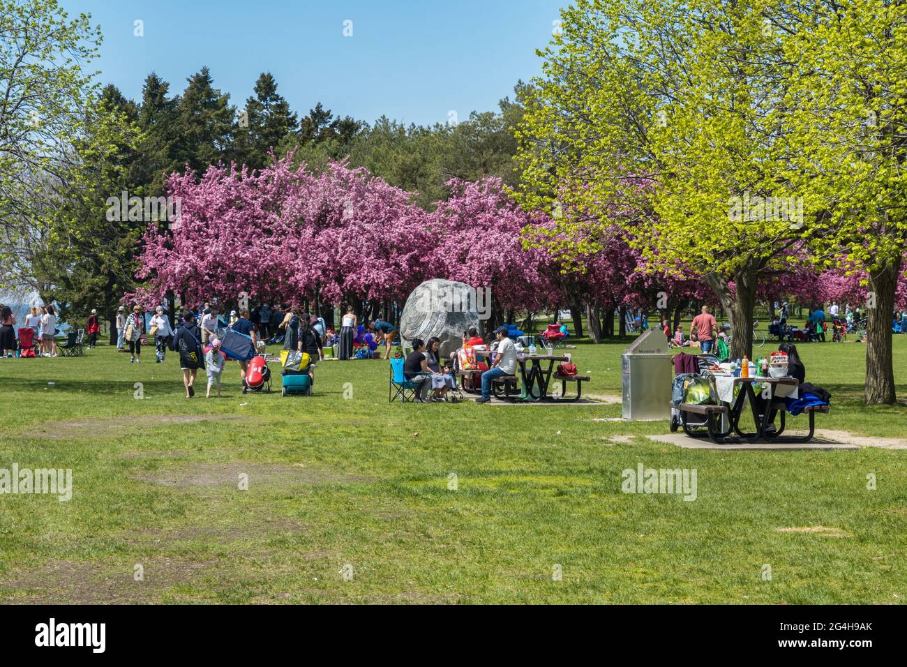 Lachine, CA - 15. Mai 2021: Menschen, die eine PIC-nic im René Lévesque Park haben Stockfoto