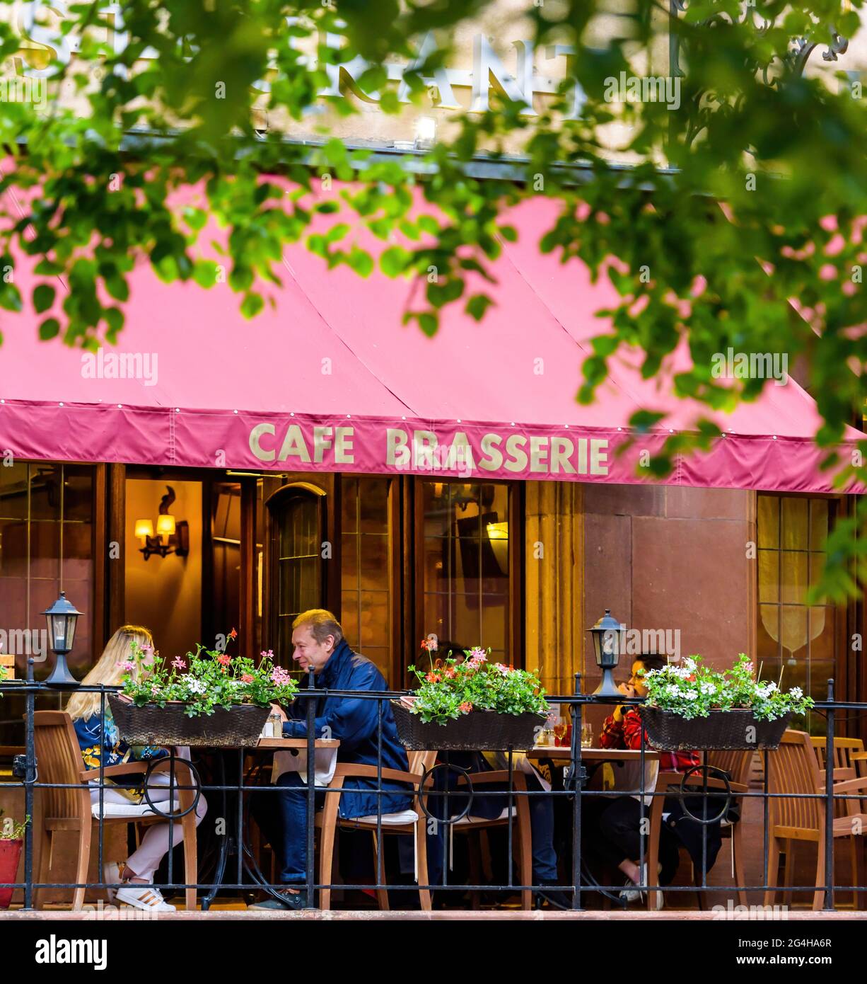 Leute, die draußen in der Cafe Brasserie essen, als Bars und Restaurants Stockfoto