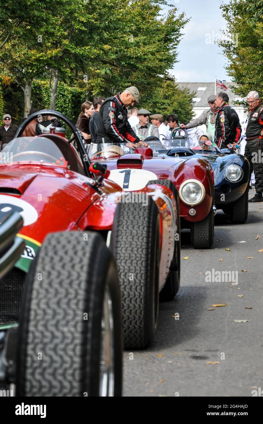 Oldtimer im Montagebereich für die Richmond Trophy beim Goodwood Revival 2011 Vintage Event, West Sussex, Großbritannien Stockfoto