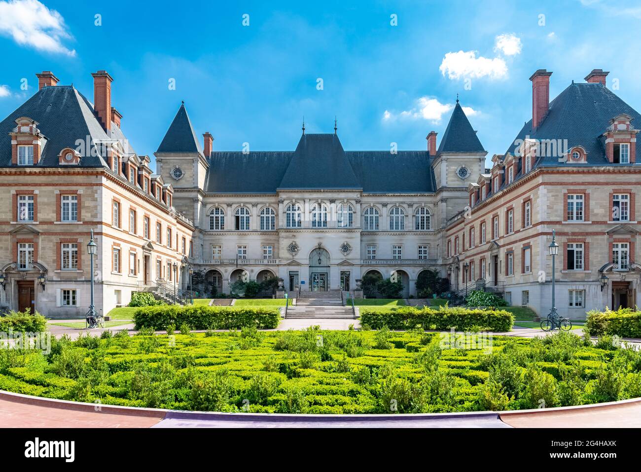 Paris, internationaler Studentencampus, schönes Gebäude mit einem Park Stockfoto