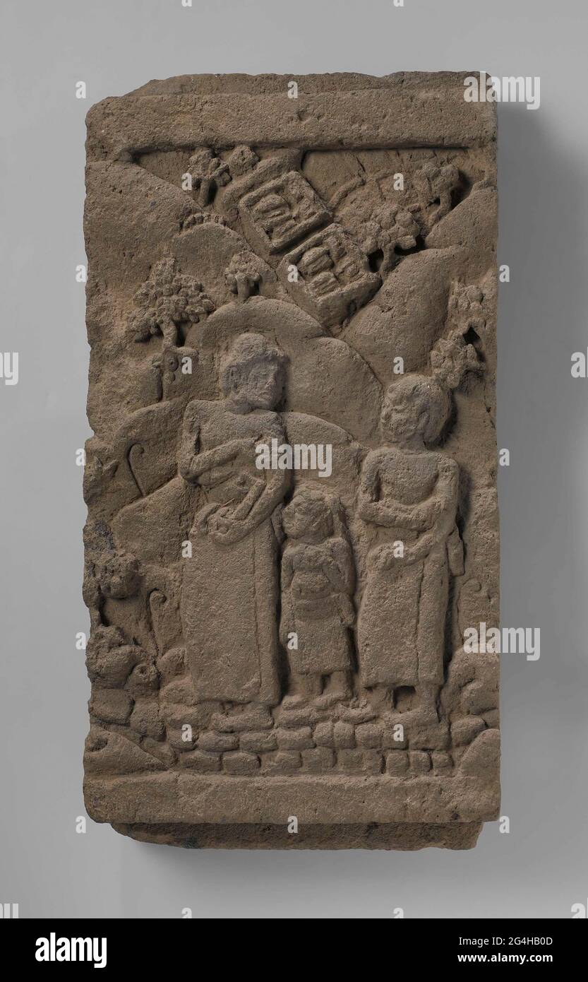 . Diese Paneele bildeten einst einen Teil einer durchgehenden dekorativen Grenze (Fries) am Fuß des Tempels. Auf beiden Fragmenten werden menschliche Figuren gezeigt, die durch eine hügelige, bewaldete Landschaft wandern. Es ist nicht sicher, welche Geschichte sie darstellen, obwohl es sich wahrscheinlich um Szenen aus einem alten javanischen Gedicht handelt. Die beiden Quadrate oben links stellen Ansichten von ummauerten Gehäusen aus der Vogelperspektive dar. Stockfoto