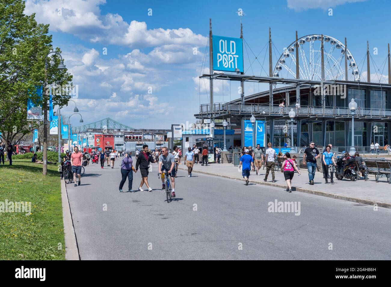 Montreal, CA - 15. Mai 2021: Menschen, die an einem sonnigen Frühlingstag im Alten Hafen von Montreal spazieren gehen Stockfoto