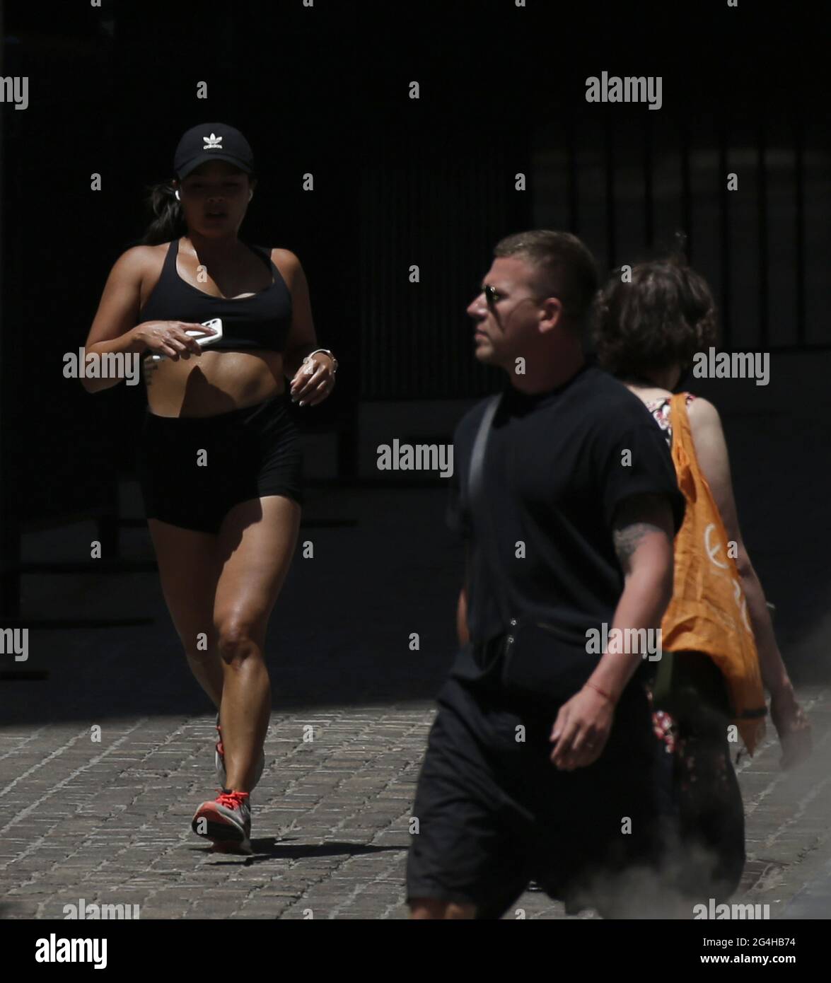 New York, Usa. Juni 2021. Am Montag, den 21. Juni 2021, joggt ein Läufer der NYSE an der Wall Street in New York City. Foto von John Angelillo/UPI Credit: UPI/Alamy Live News Stockfoto