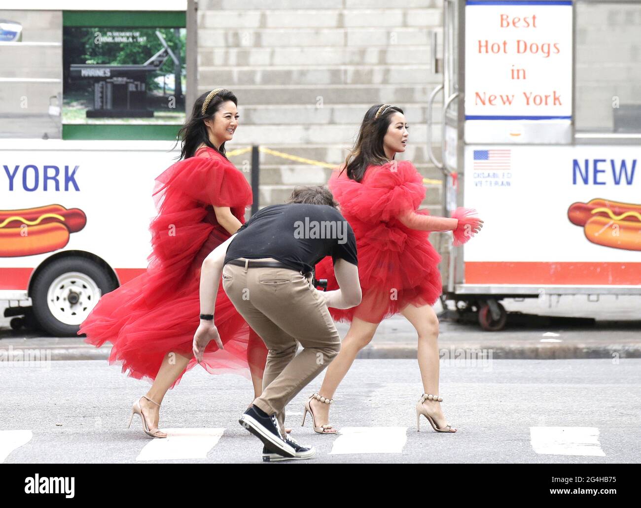 New York, Usa. Juni 2021. Zwei Mädchen in roten Kleidern drehen am Montag, den 21. Juni 2021, Videos und Fotos vor der Met Fifth Avenue in New York City. Foto von John Angelillo/UPI Credit: UPI/Alamy Live News Stockfoto