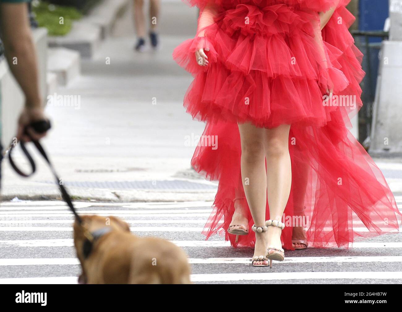 New York, Usa. Juni 2021. Zwei Mädchen in roten Kleidern drehen am Montag, den 21. Juni 2021, Videos und Fotos vor der Met Fifth Avenue in New York City. Foto von John Angelillo/UPI Credit: UPI/Alamy Live News Stockfoto