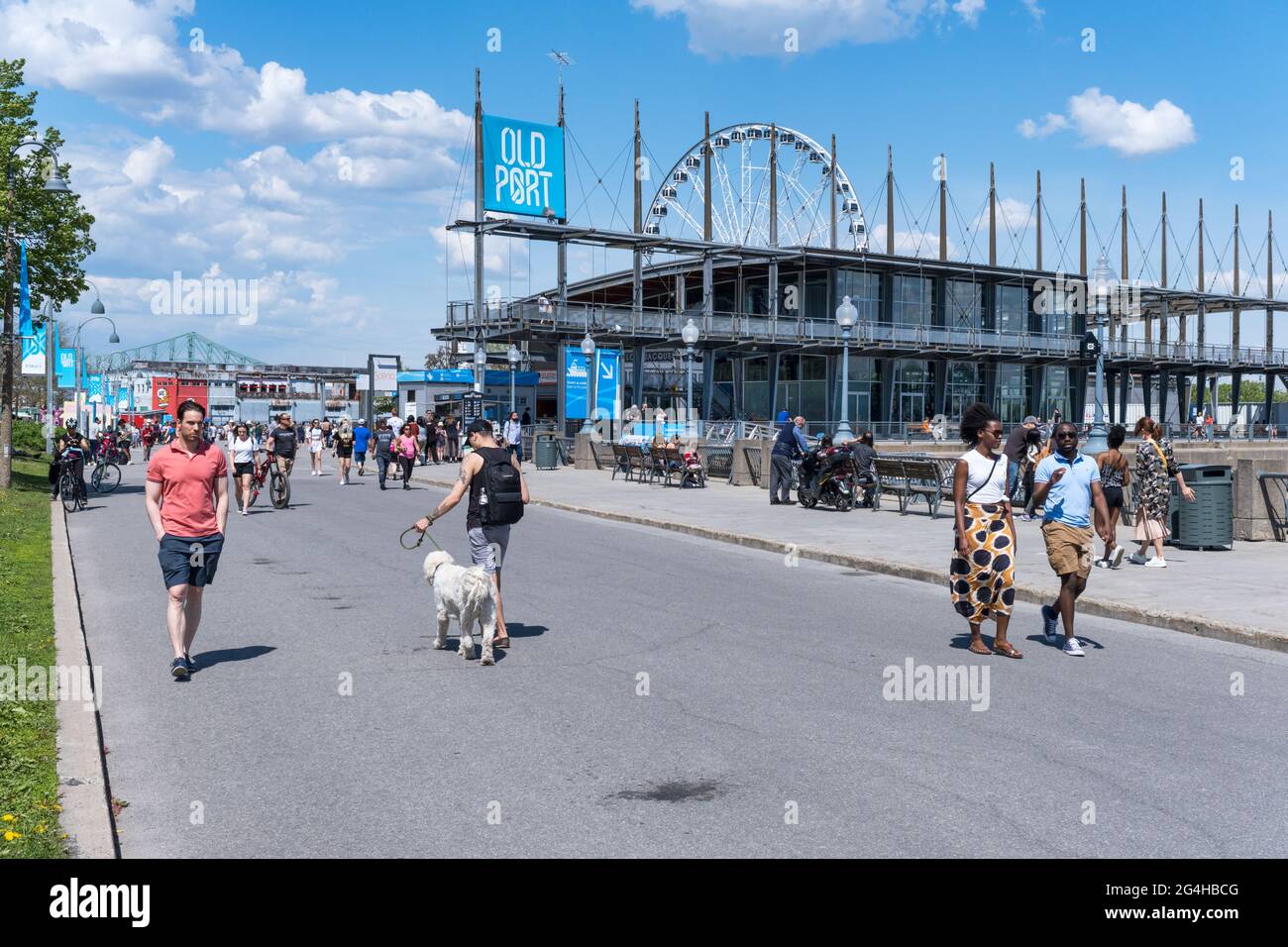 Montreal, CA - 15. Mai 2021: Menschen, die an einem sonnigen Frühlingstag im Alten Hafen von Montreal spazieren gehen Stockfoto
