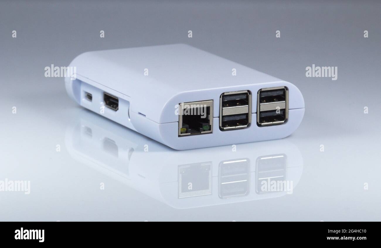 RJ45- und USB-Anschlüsse eines winzigen Computers. Auf Spiegeltisch. Stockfoto