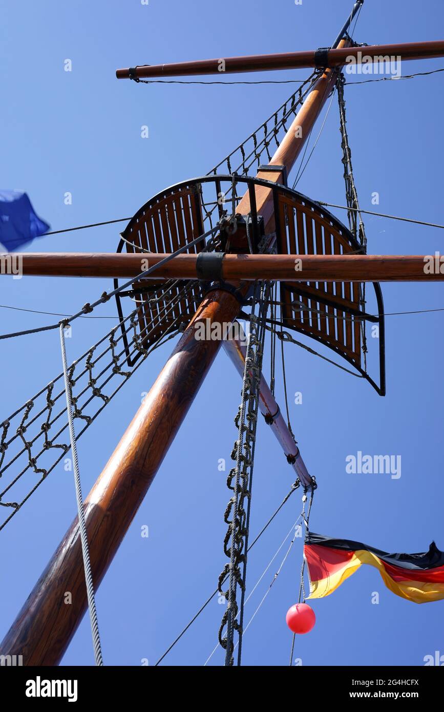 Mast und Ausblick auf ein Segelschiff Stockfoto