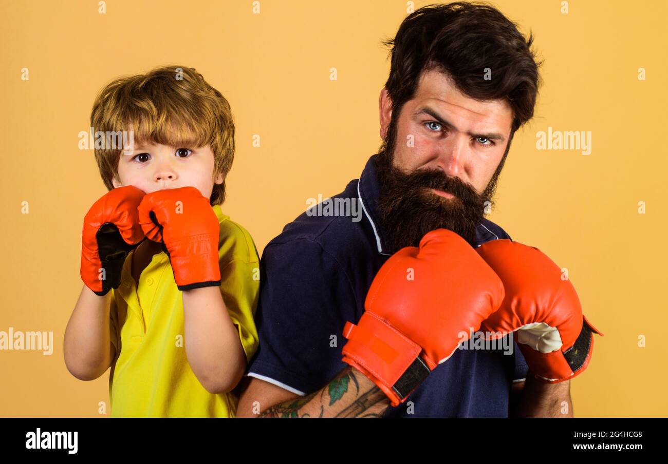 Vater trainiert seinen Sohn beim Boxen. Familientraining. Sportlicher Lifestyle. Elternschaft. Stockfoto