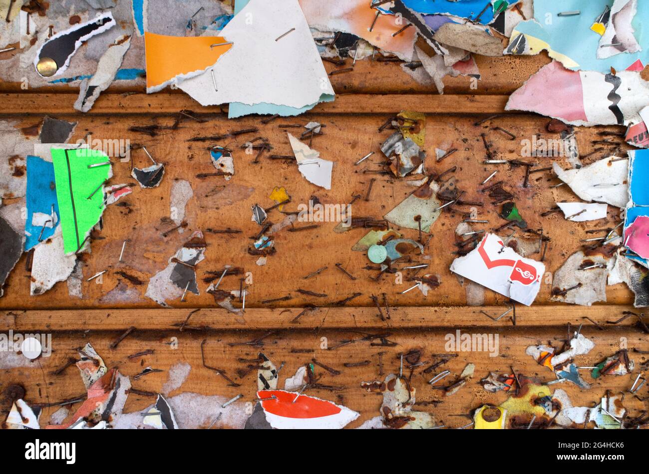 Alte verwitterte Sperrholz-Plakatwand mit vielen Papierfetzen Stockfoto