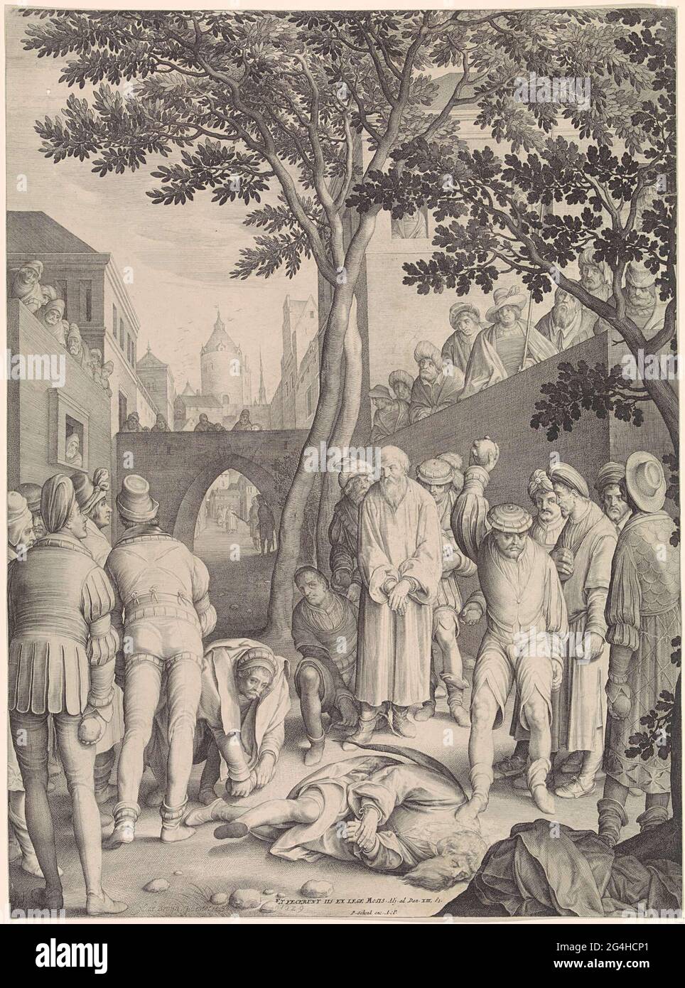 . Die beiden Ältesten wurden beschuldigt, auf einen Platz zu steinigen. Einer der Ältesten ist auf dem Boden. Der andere ältere ist zwischen der Öffentlichkeit angekettet. Der Druck hat eine lateinische Beschriftung, die den biblischen Ort als angibt. 13:62 Uhr. Stockfoto