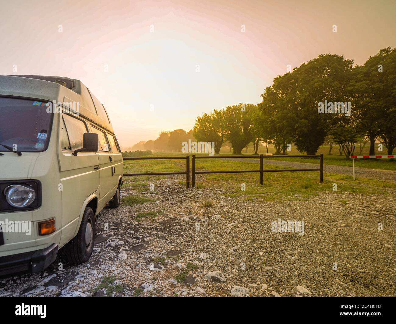 Entspannt in einem alten Wohnmobil-Bus auf dem Po-Fluss aufwachen Stockfoto