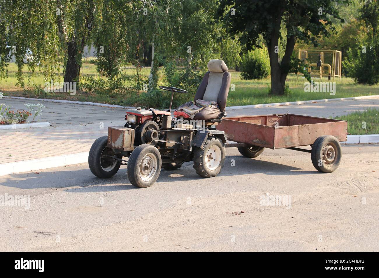 Alte Chinesische mini Traktor mit Anhänger Stockfoto