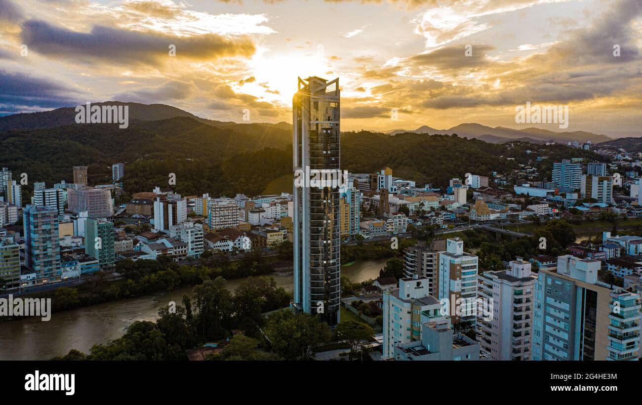 Foto des höchsten Spiegelgebäudes in Blumenau mit Sonnenuntergang in Blumenau Santa Catarina Stockfoto