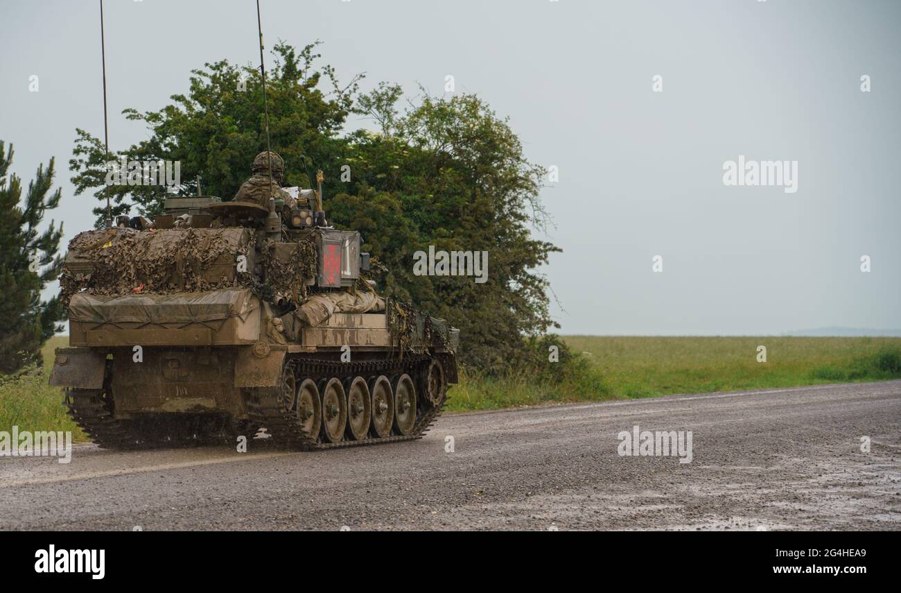 britische Armee gepanzerte verfolgt militärischen Aufklärungsfahrzeug auf Manöver Salisbury Plain militärischen Trainingsgebiet Stockfoto