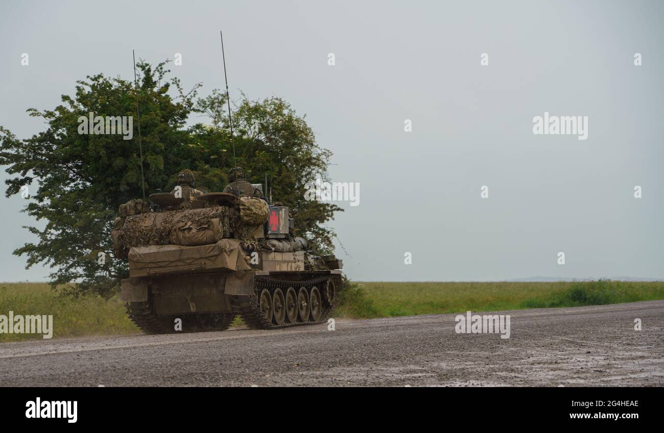 britische Armee gepanzerte verfolgt militärischen Aufklärungsfahrzeug auf Manöver Salisbury Plain militärischen Trainingsgebiet Stockfoto