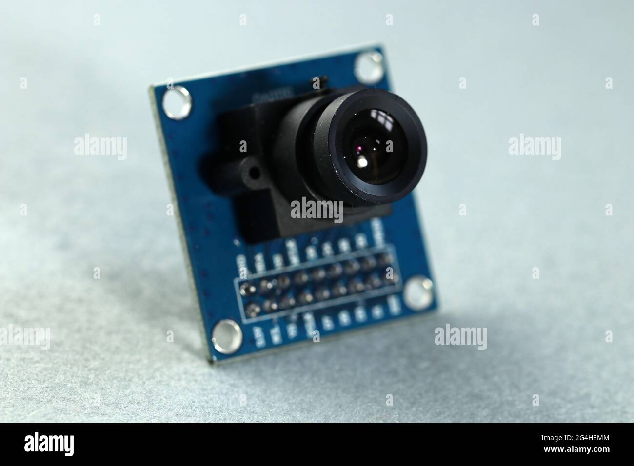 Elektronische Komponenten. Kleine Videokamera zur Einbettung in elektronische Projekte. Nahaufnahme. Stockfoto