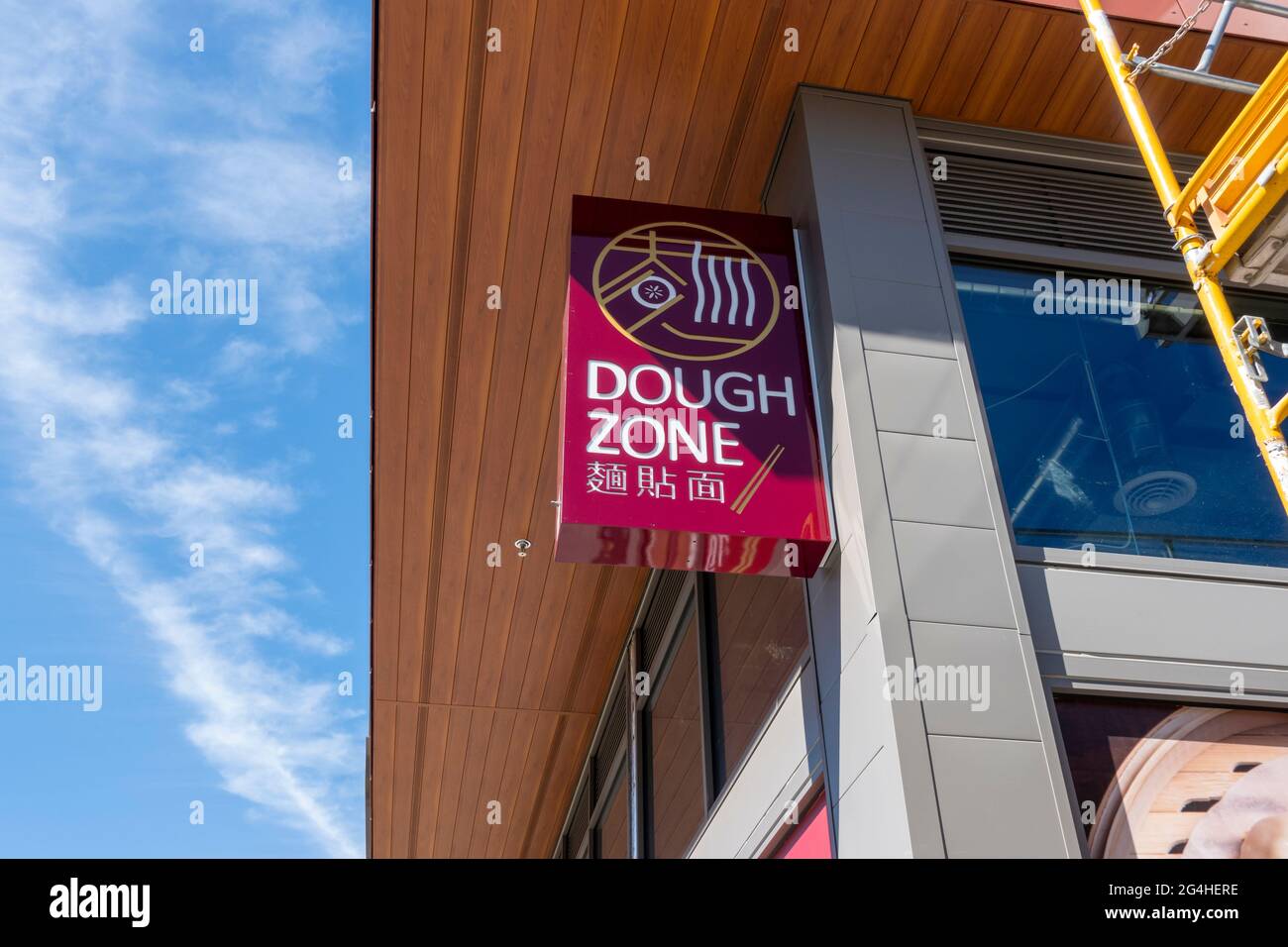 Kirkland, WA USA - ca. Mai 2021: Blick aus der Nähe des Eingangs zu einem Restaurant in der Dough Zone, das in der Innenstadt von Kirkland eröffnet wurde. Stockfoto