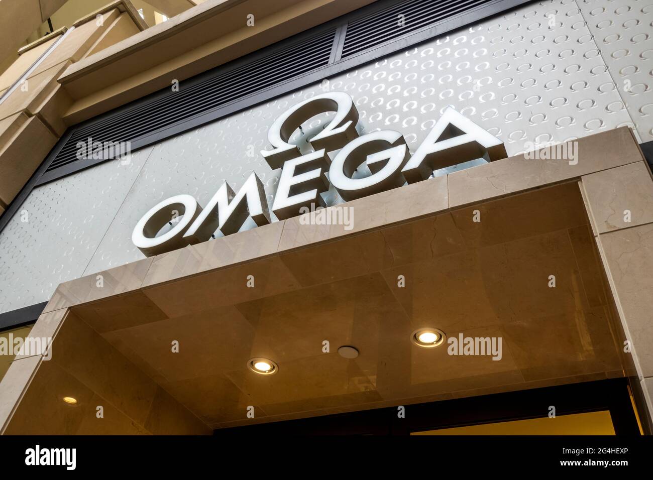 Bellevue, WA USA - ca. Juni 2021: Blick aus der Perspektive auf den Eingang eines Omega-Luxusladens. Stockfoto