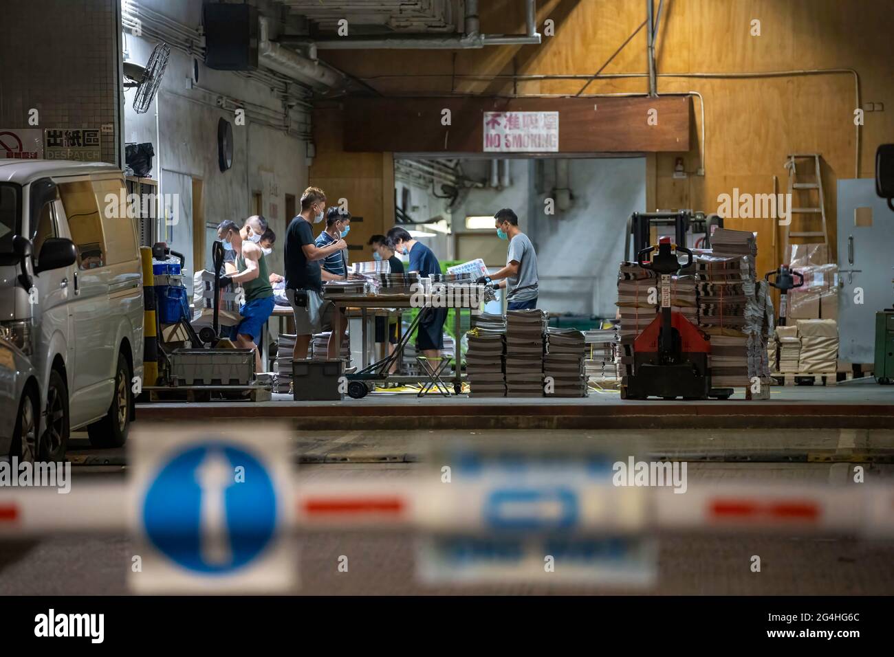 Hongkong, China. Juni 2021. In der Druckerei der Zeitungsbüros der Apple Daily in Hongkong stellen Mitarbeiter Teile frisch gedruckter Papiere zusammen.die prodemokratische Zeitung Apple Daily in Hongkong hat angekündigt, dass sie ihren Betrieb bis Ende der Woche einstellen wird, nachdem die Behörden ein durchschlagenes nationales Sicherheitsgesetz zum Einfrieren des verwendet haben Die Vermögenswerte des Unternehmens zu verhaften und führende Redakteure und Führungskräfte zu verhaften. (Foto von Geovien so/SOPA Images/Sipa USA) Quelle: SIPA USA/Alamy Live News Stockfoto