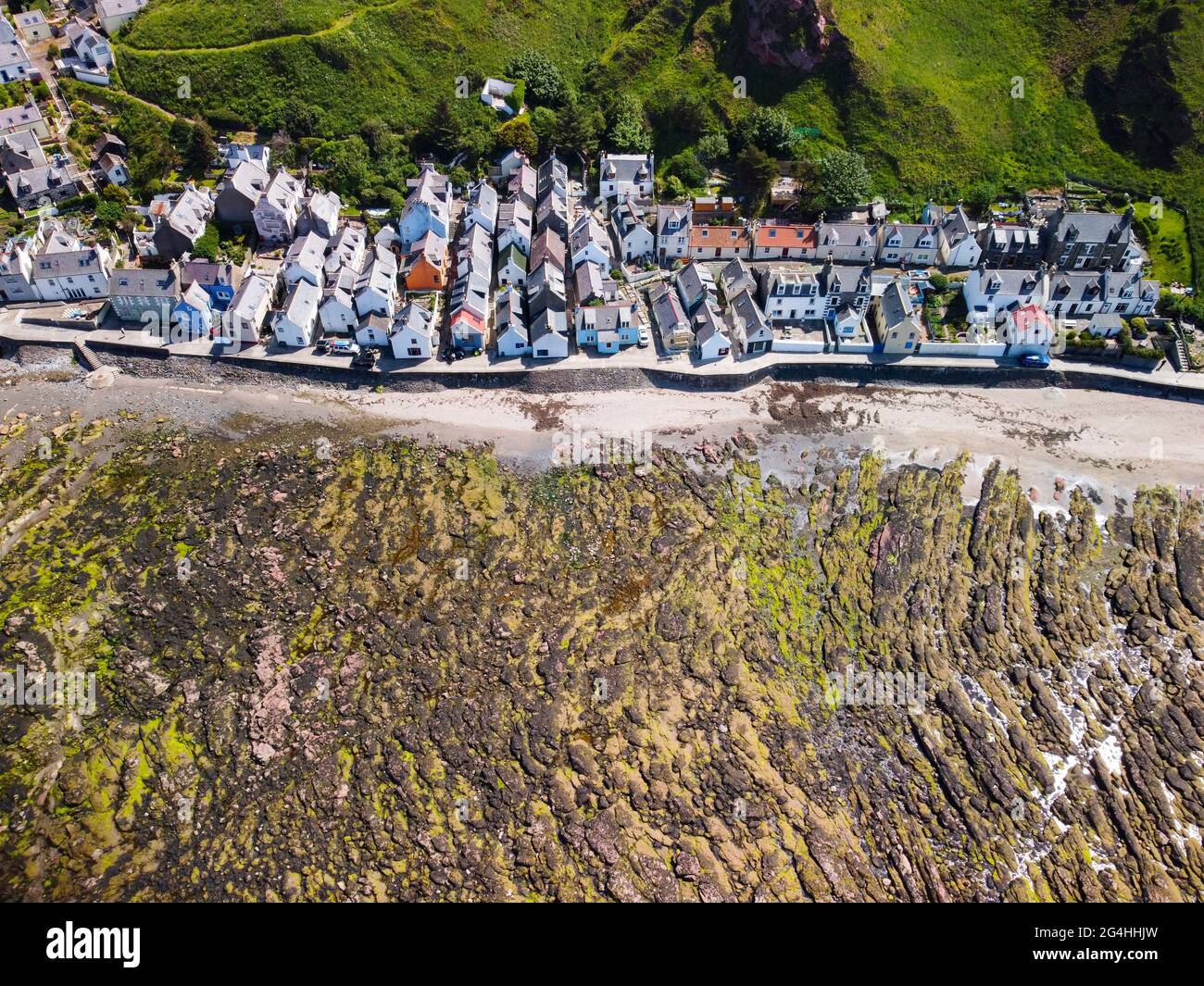 Luftaufnahme von dicht bepackten Cottages in Seatown im historischen Dorf Gardenstown an der Moray firth Coast in Aberdeenshire, Schottland, Großbritannien Stockfoto