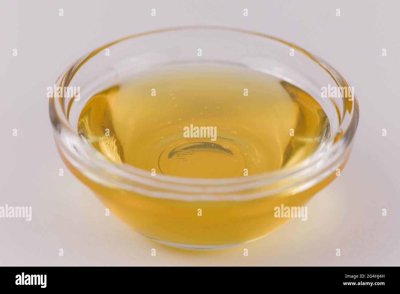 Eine Glasschale mit frischem, goldenem, flüssigem Honig Stockfoto