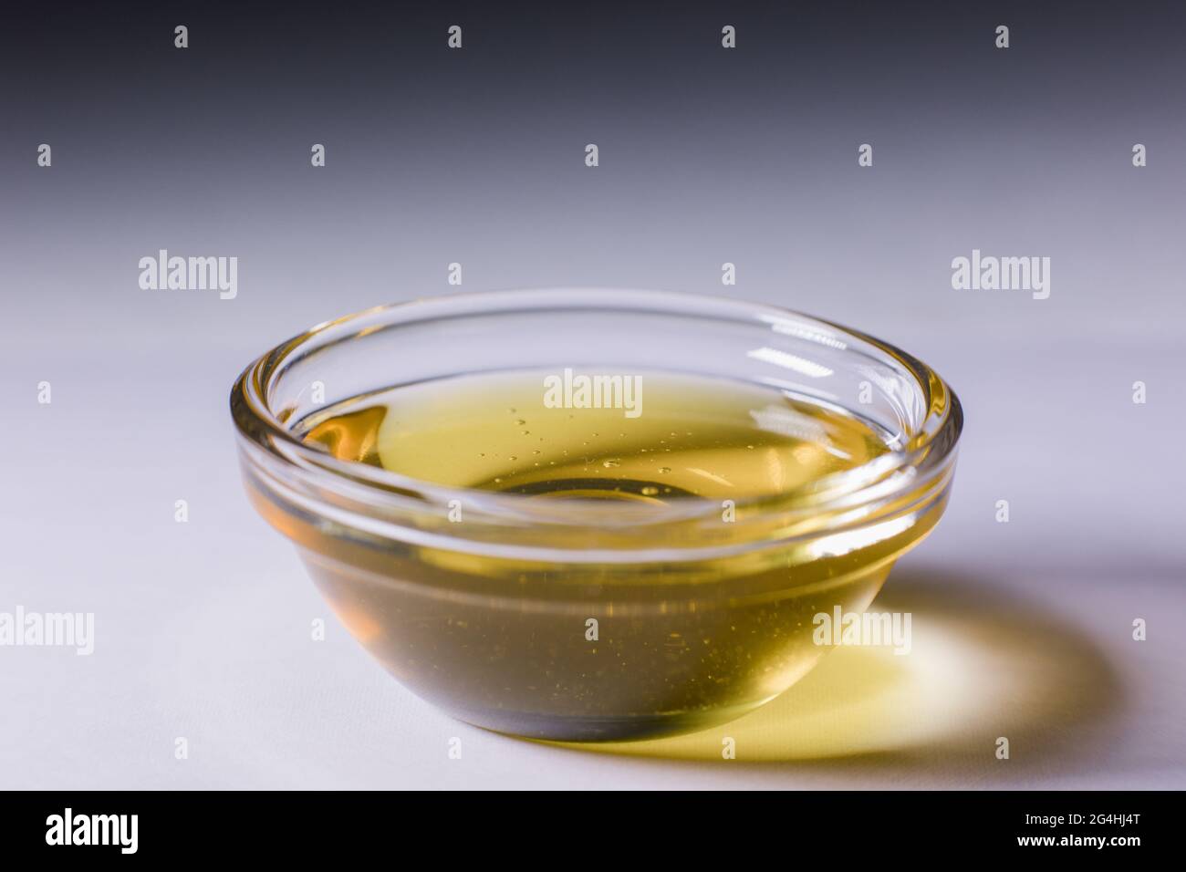 Eine Glasschale mit frischem, goldenem, flüssigem Honig Stockfoto