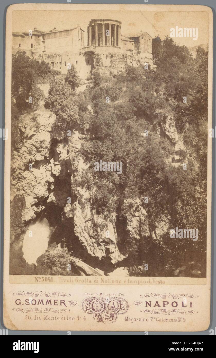 Blick auf die Neptun-Höhle und den Tempel von Vesta in Tivoli; Tivoli Grotta di Nettuno e Tempio di Vesta. . Stockfoto