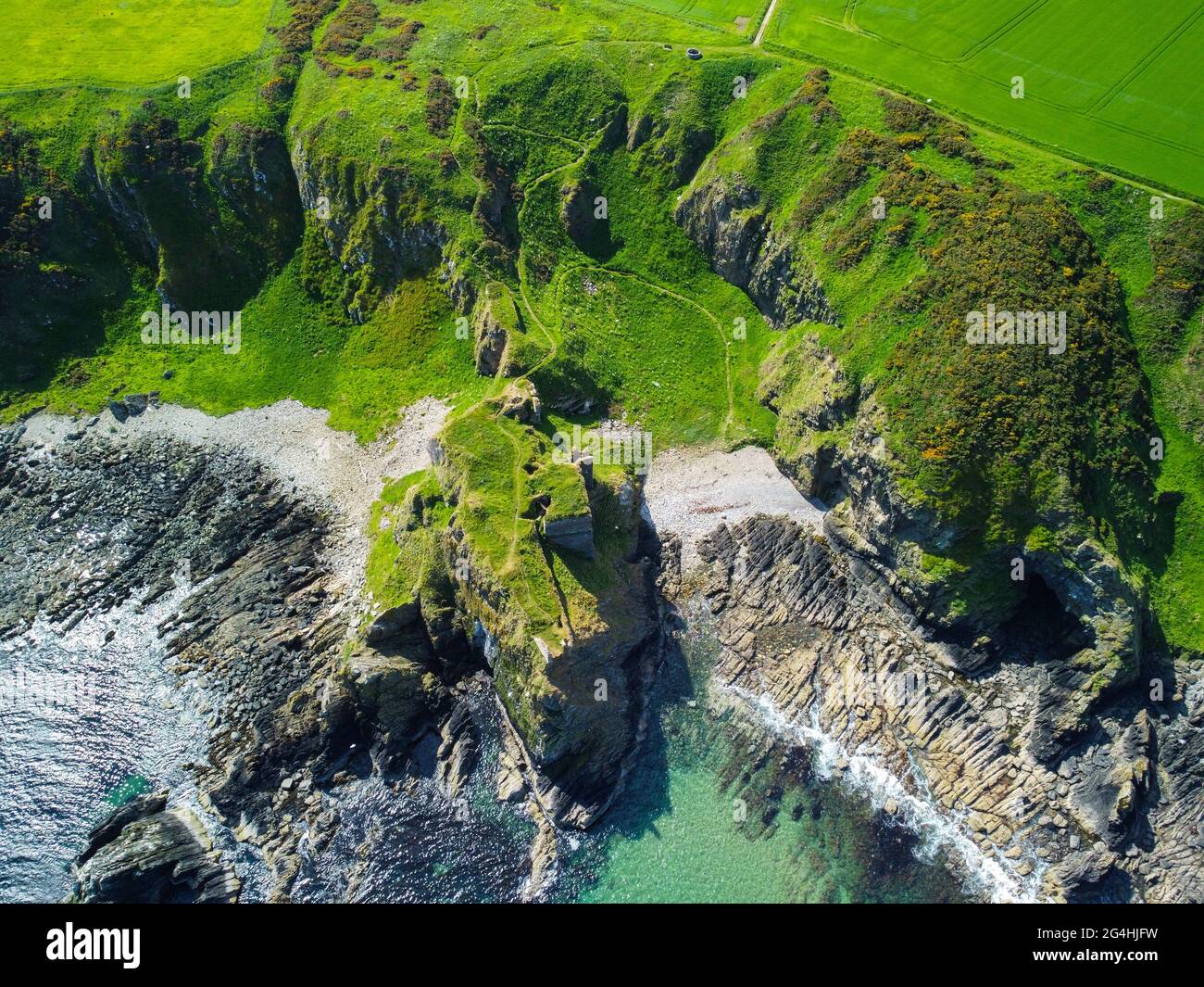 Luftaufnahme von der Drohne der Ruinen von Findlater Castle am Moray Firth in Aberdeenshire, Schottland, Großbritannien Stockfoto