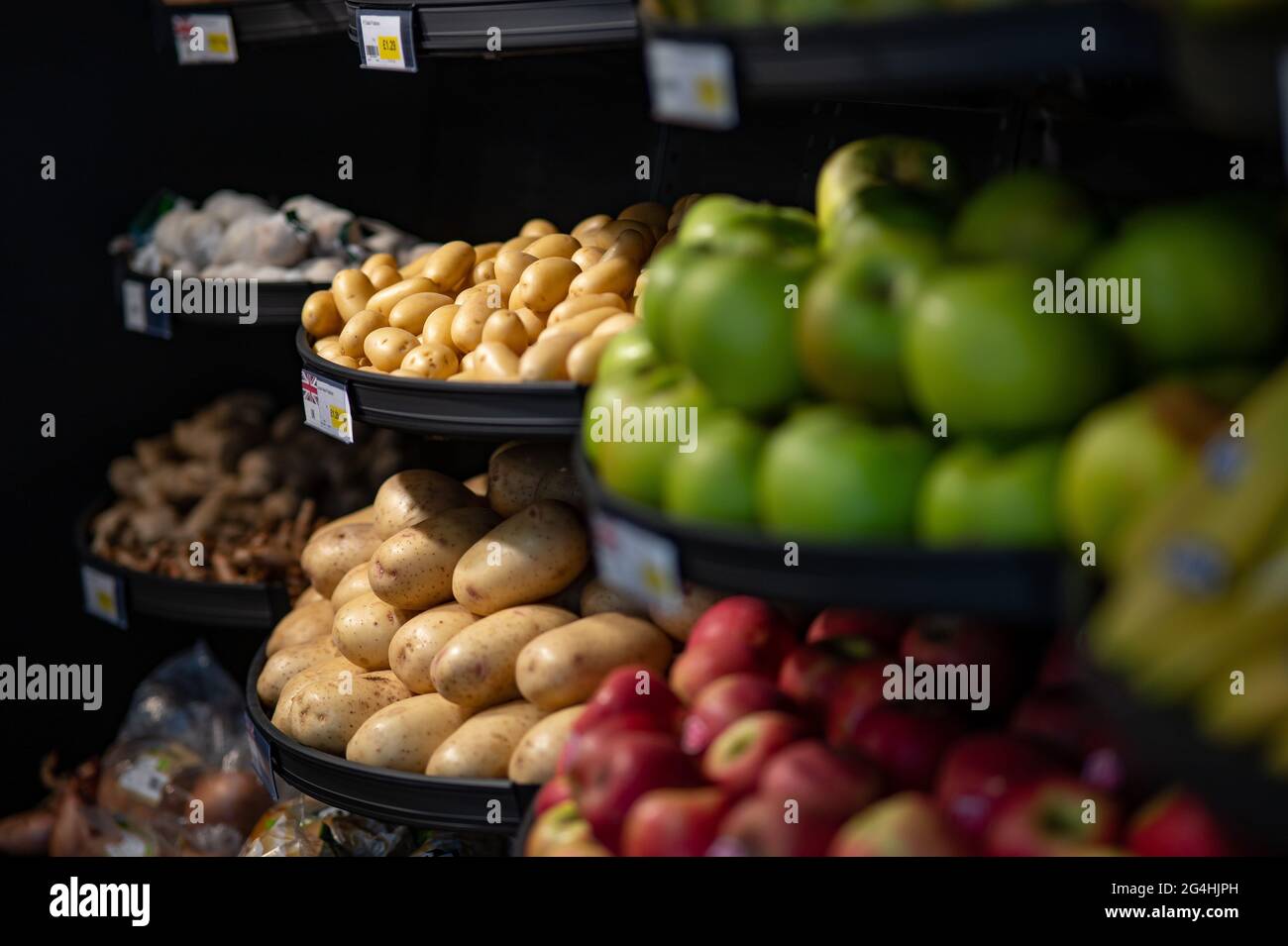 Eine Auswahl an Obst und Gemüse, die in einem lokalen Supermarkt in Sussex, Großbritannien, verkauft werden Stockfoto