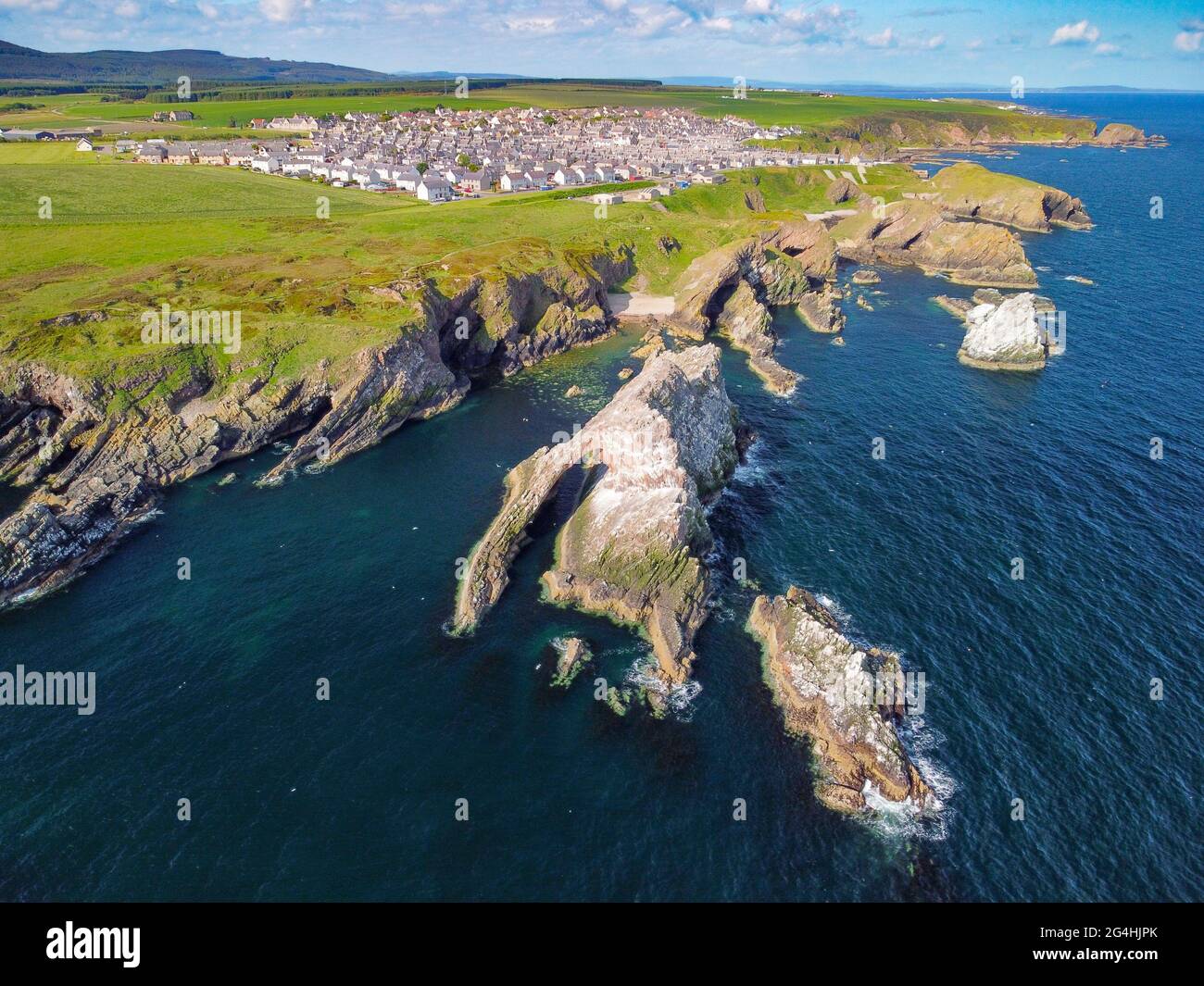 Luftaufnahme von der Drohne des Bow Fiddle Rock in Portknockie am Moray Firth in Moray, Schottland, Großbritannien Stockfoto