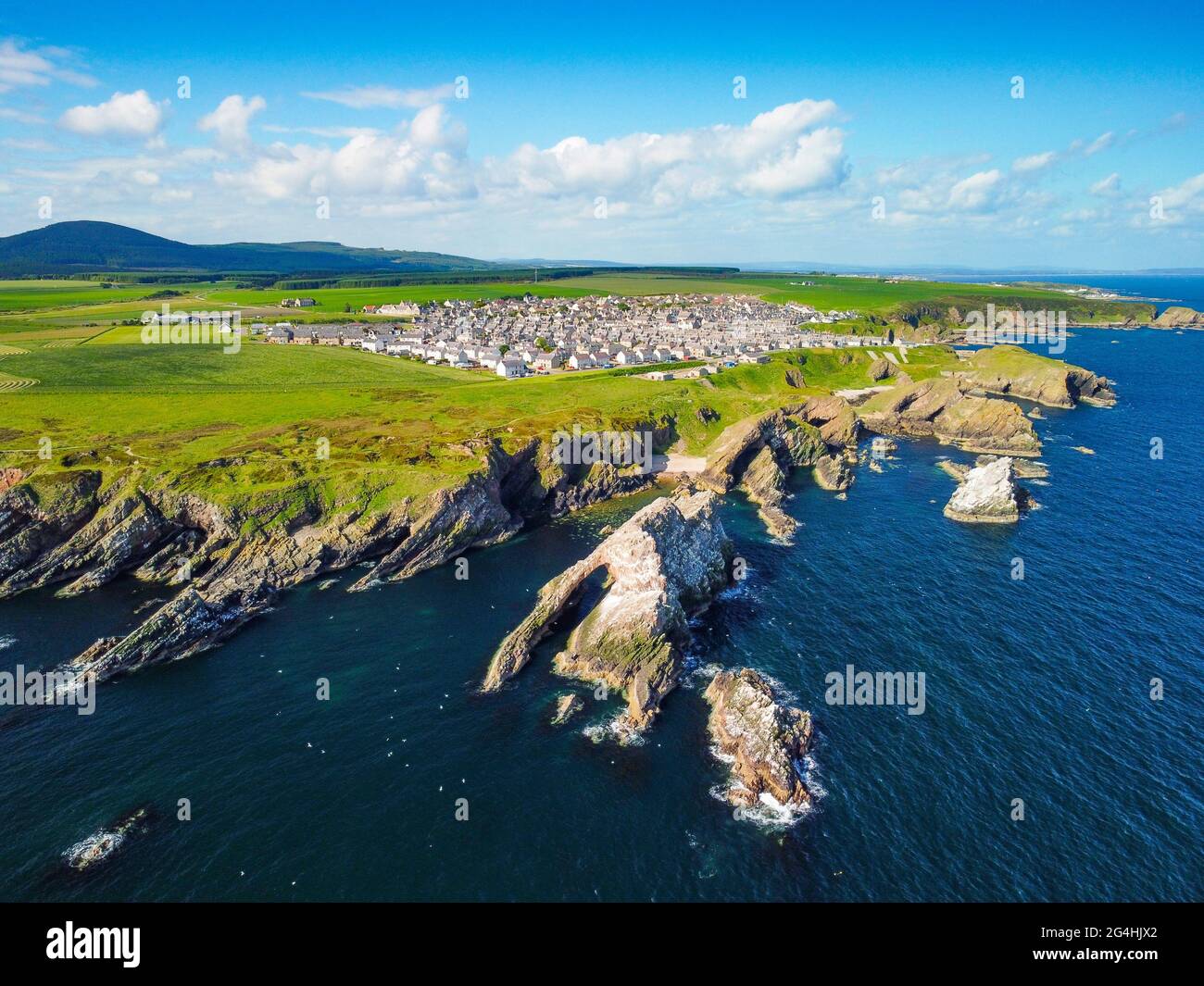 Luftaufnahme von der Drohne des Bow Fiddle Rock in Portknockie am Moray Firth in Moray, Schottland, Großbritannien Stockfoto