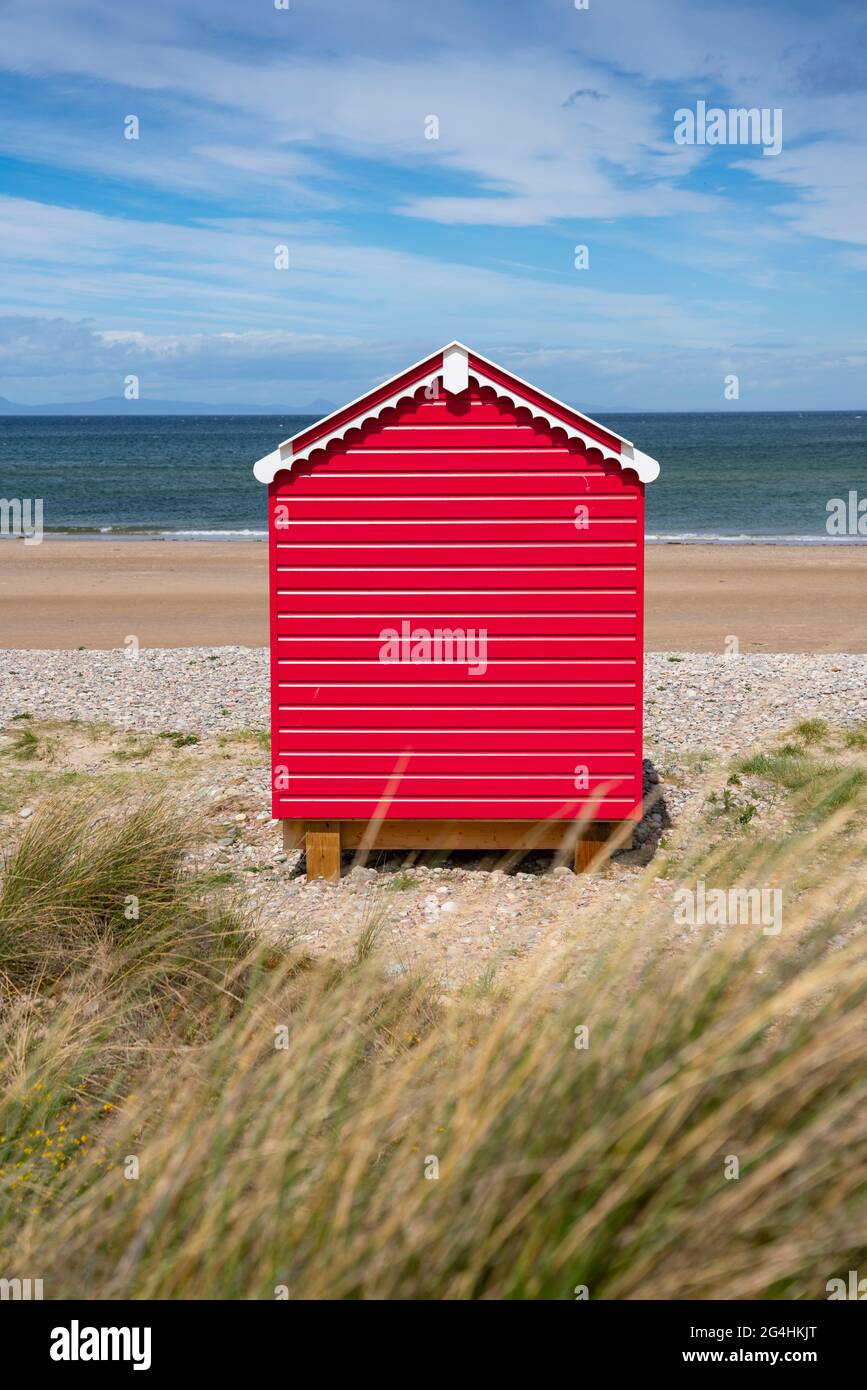 Rote Strandhütte am Strand von Findhorn in Moray, Morayshire, Schottland, Großbritannien Stockfoto