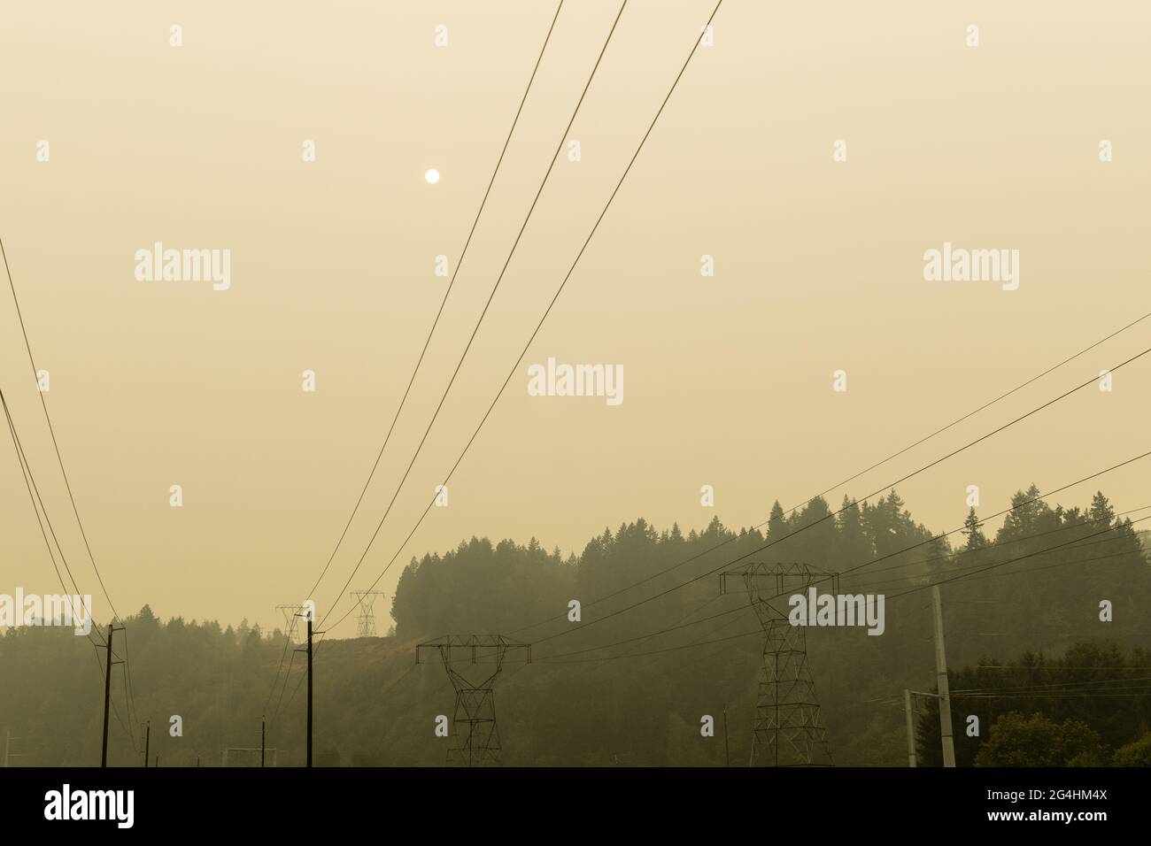 Dunst und rauchiger Himmel mit schlechter Luftqualität durch Waldbrände Stockfoto