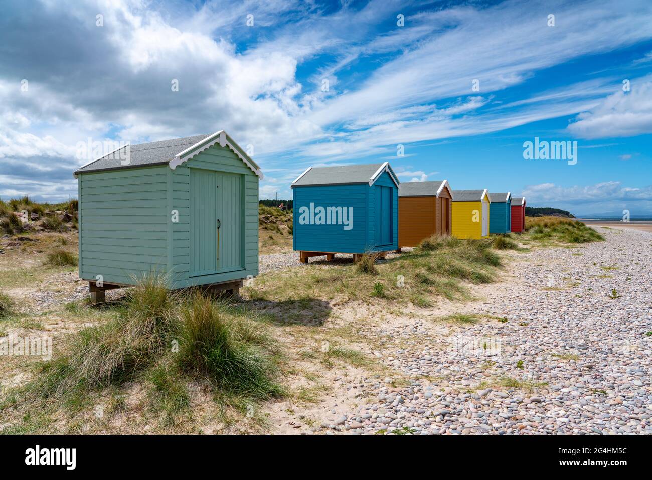 Bunte Strandhütten am Strand von Findhorn in Moray, Morayshire, Schottland, Großbritannien Stockfoto