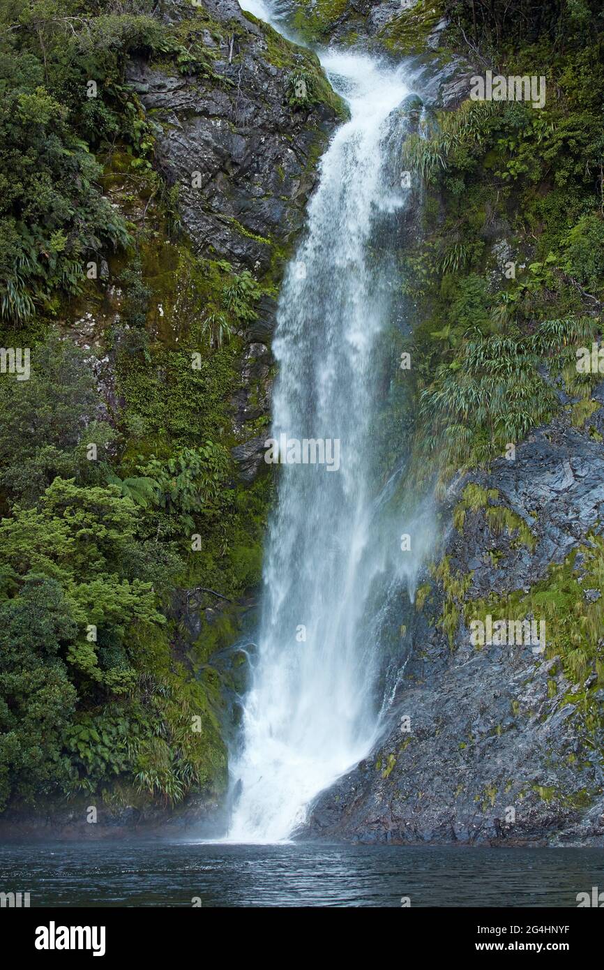 Wasserfall, Doubtful Sound, Fiordland National Park, Südinsel, Neuseeland Stockfoto