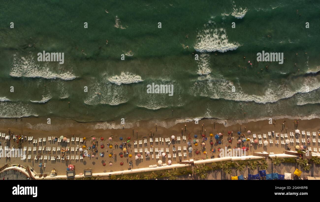 Luftaufnahme von oben Kusadasi Küste Strand Luftdrohne Draufsicht. Stockfoto