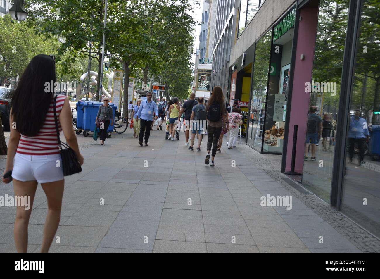 Sommer-Straßenszene in der Tauentzienstraße in Berlin, Deutschland - 21. Juni 2021 Stockfoto