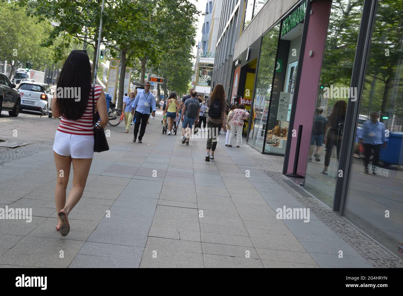 Sommer-Straßenszene in der Tauentzienstraße in Berlin, Deutschland - 21. Juni 2021 Stockfoto