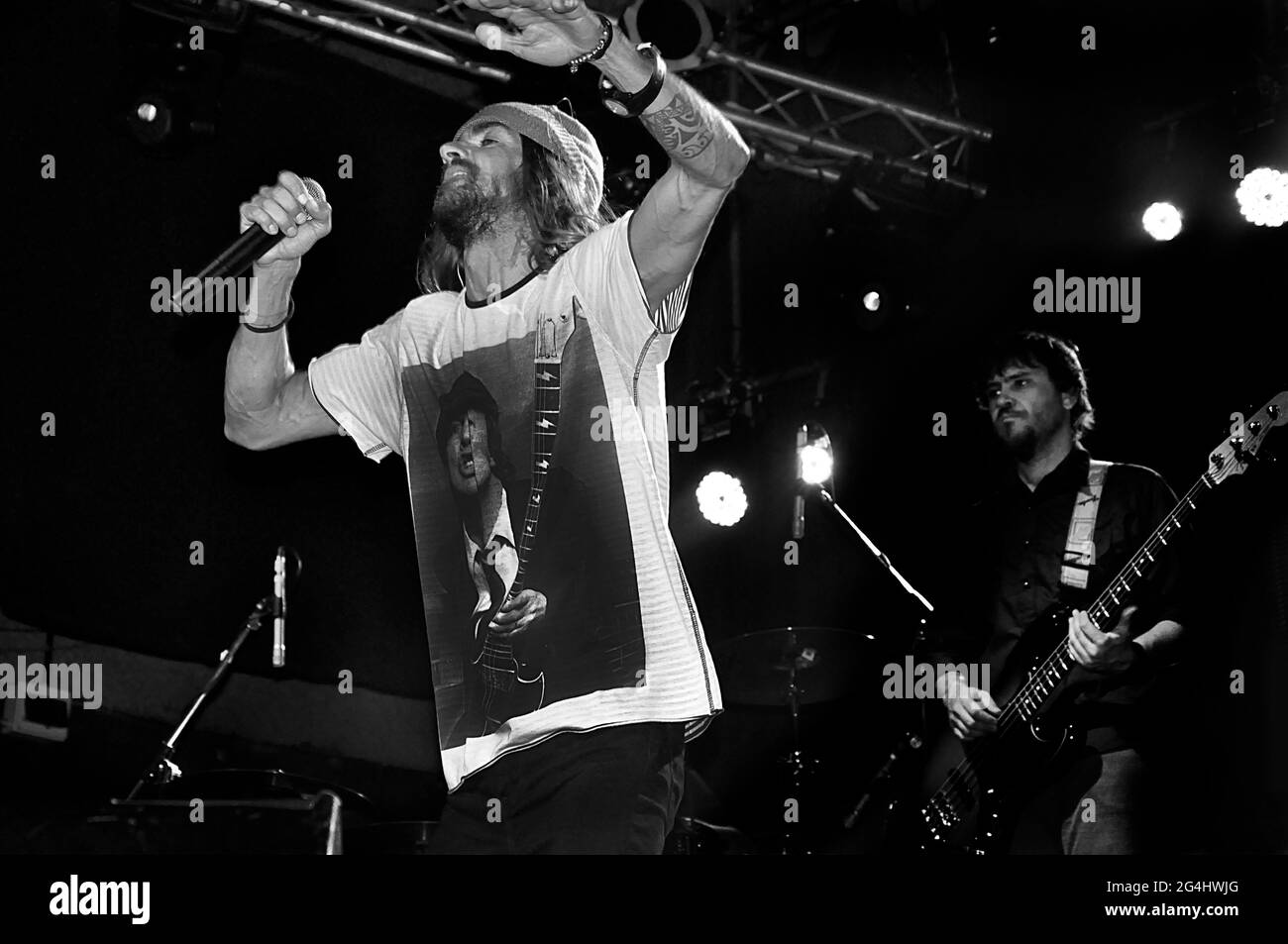 Armandinho und seine Band bei einem Live-Konzert in Groove, Buenos Aires, Argentinien (17. August 2014). Stockfoto