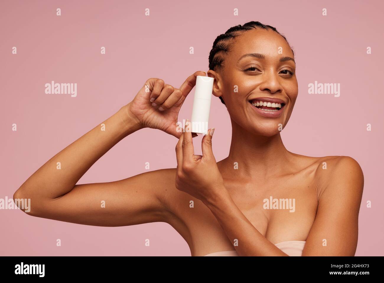 Attraktive weibliche Anzeige Schönheit Produkt. afroamerikanische Frau, die Hautpflegeprodukte zeigt. Stockfoto