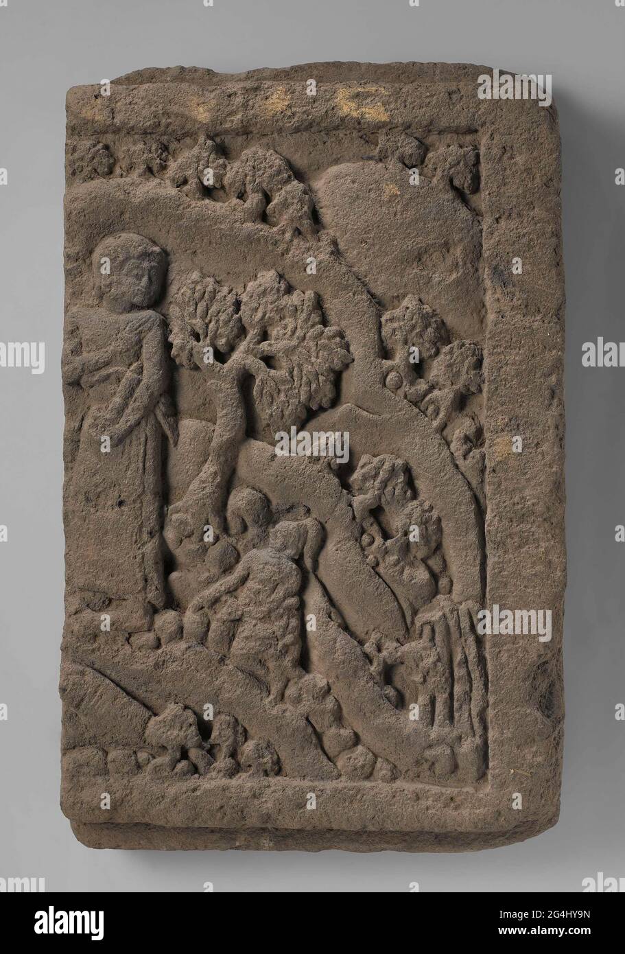 . Diese Paneele bildeten einst einen Teil einer durchgehenden dekorativen Grenze (Fries) am Fuß des Tempels. Auf beiden Fragmenten werden menschliche Figuren gezeigt, die durch eine hügelige, bewaldete Landschaft wandern. Es ist nicht sicher, welche Geschichte sie darstellen, obwohl es sich wahrscheinlich um Szenen aus einem alten javanischen Gedicht handelt. Die beiden Quadrate oben links stellen Ansichten von ummauerten Gehäusen aus der Vogelperspektive dar. Stockfoto