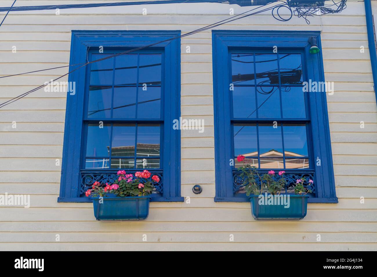 Fenster eines bunten Hauses im Zentrum von Valparaiso, Chile Stockfoto