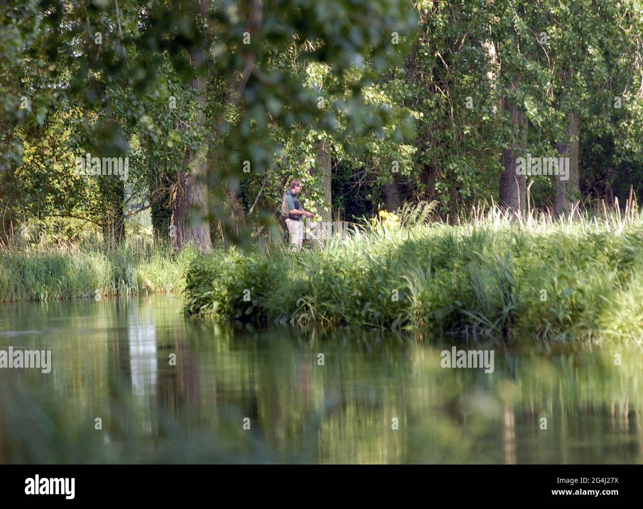 Der idyllischste Angelplatz der Welt an einem Flussufer, an dem Sie einmal in zwei Wochen mit einer Rute fischen können – für satte £25,000 Pfund. Der Anteil von einem Prozent an der Timsbury Fishery am malerischen River Test im Test Valley bei Winchester, Hants, war der letzte von 17, die in diesem Jahr verfügbar waren. Es wurde innerhalb von Stunden von einem begeisterten Fischer gefangen, der sein Glück auf dem Kreidestrom versuchen wollte, der als die Wiege des Fliegenfischens bekannt ist PIC MIKE WALKER 2008 Stockfoto