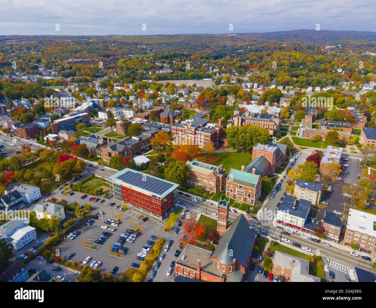 Luftaufnahme der Clark University und des University Park mit Herbstlaub in der Stadt Worcester, Massachusetts, USA. Stockfoto