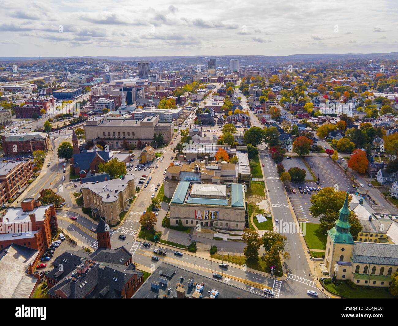 Luftaufnahme des Worcester Art Museum in der Salisbury Street 55 und der Skyline der Innenstadt von Worcester im Herbst in Massachusetts, USA. Stockfoto